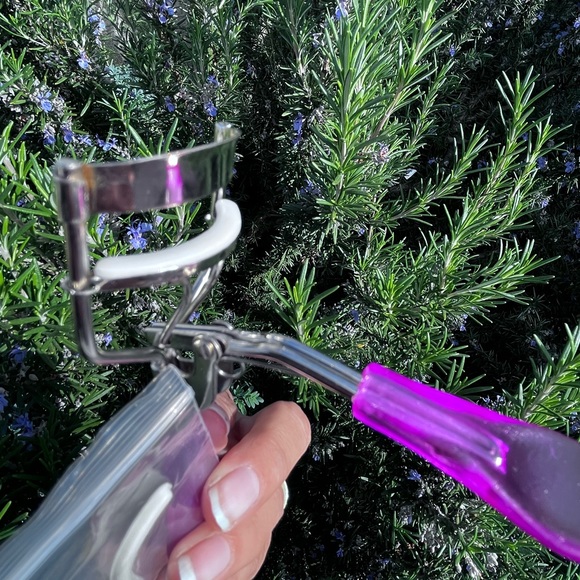 Lash curler in pink blue or purple with extra lash protector FREE W/$50 purchase - Picture 2 of 6